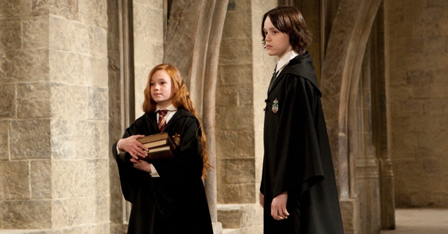 WB_F8_Severus_and_Lily_standing_in_Hogwarts_corridor_HPDH2-08081